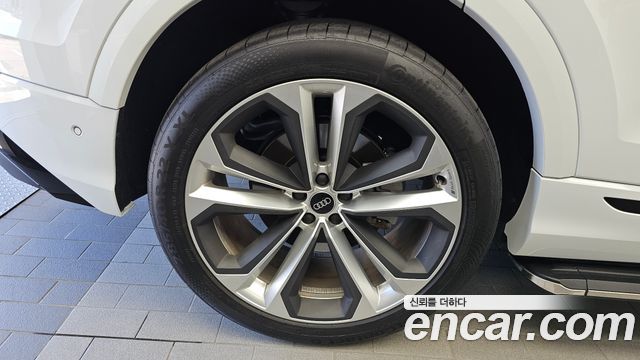 Audi Q8 55 TFSI Quattro Premium — пробег 18 137 км