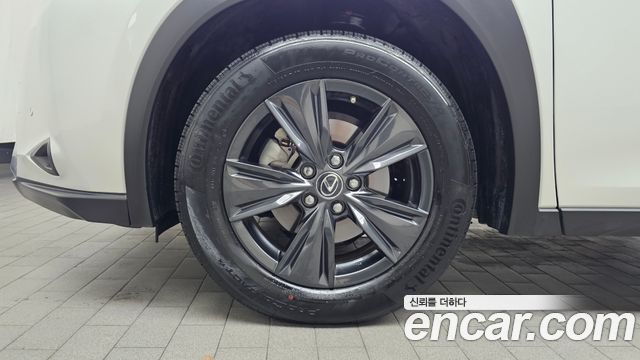 Lexus UX 2.0 2WD — пробег 26233 км