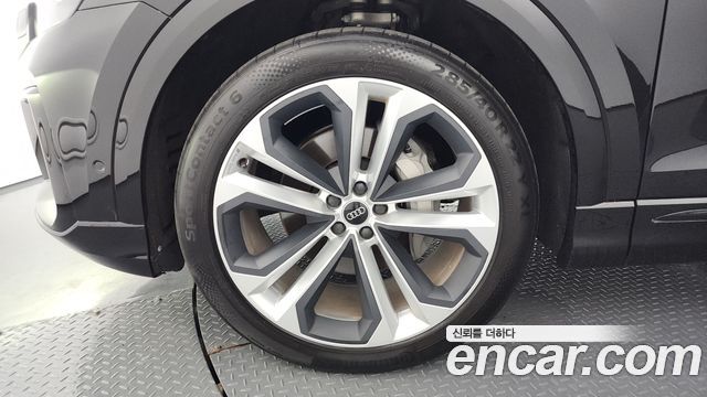 Audi Q8 55 TFSI Quattro Premium — пробег 8 010 км
