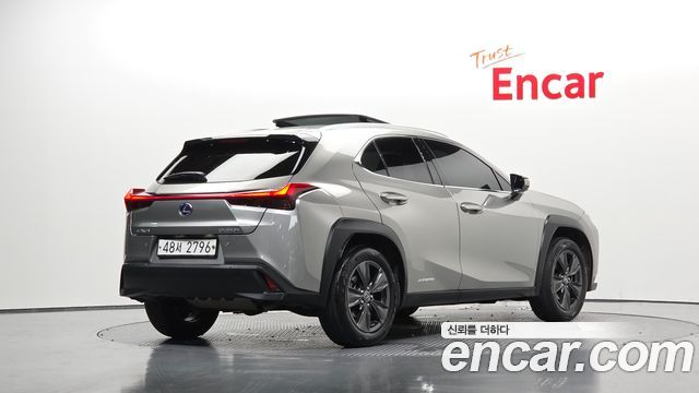 Lexus UX 2.0 2WD — пробег 114235 км