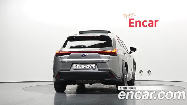 Lexus UX 2.0 2WD — пробег 114235 км