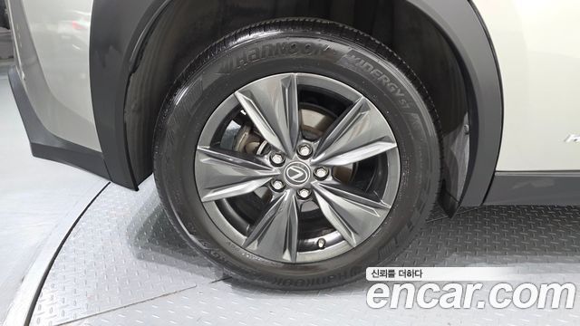 Lexus UX 2.0 2WD — пробег 114235 км