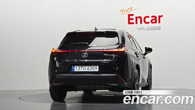 Lexus UX 2.0 2WD — пробег 72759 км