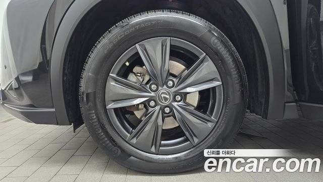 Lexus UX 2.0 2WD — пробег 72759 км