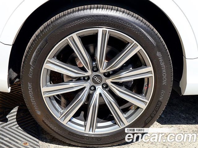 Audi Q8 55 TFSI Quattro Premium — пробег 101 456 км