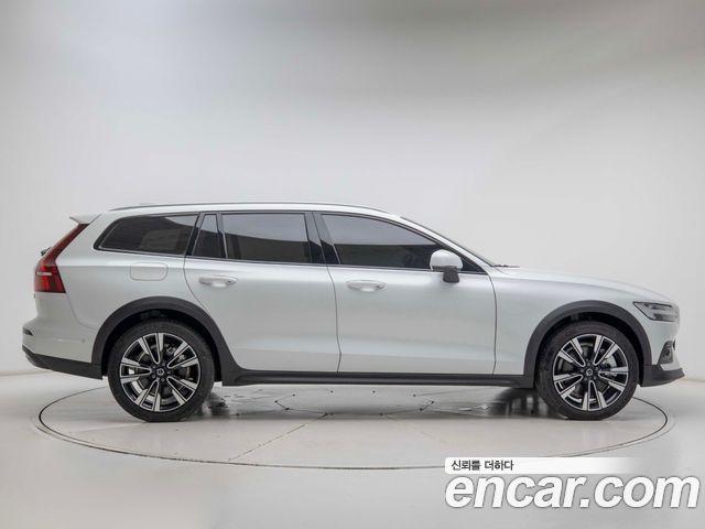 Volvo V60 B5 Ultra AWD — пробег 4 764 км — фото 5 из 5