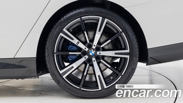 BMW 5-Series 530e M Sport — пробег 4 040 км — фото 5 из 5