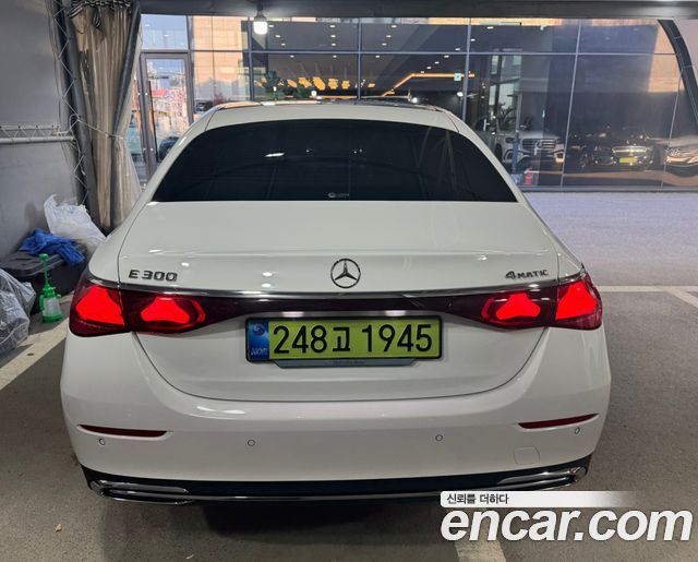Mercedes-Benz E-Class E300 4MATIC Exclusive — пробег 30 км — фото 2 из 5
