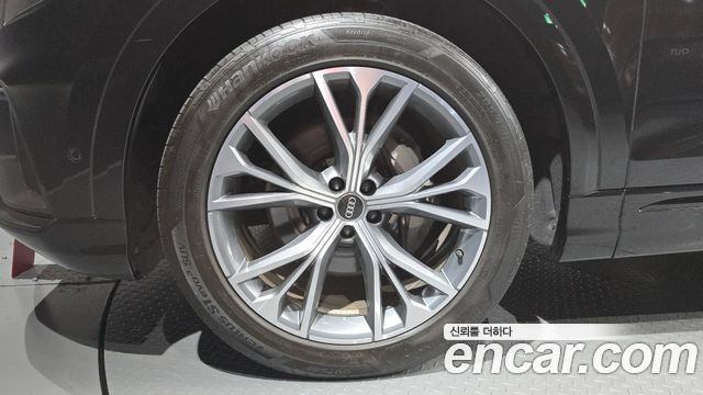 Audi Q8 55 TFSI Quattro Premium — пробег 26 363 км