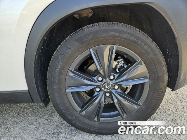 Lexus UX 2.0 2WD — пробег 16000 км