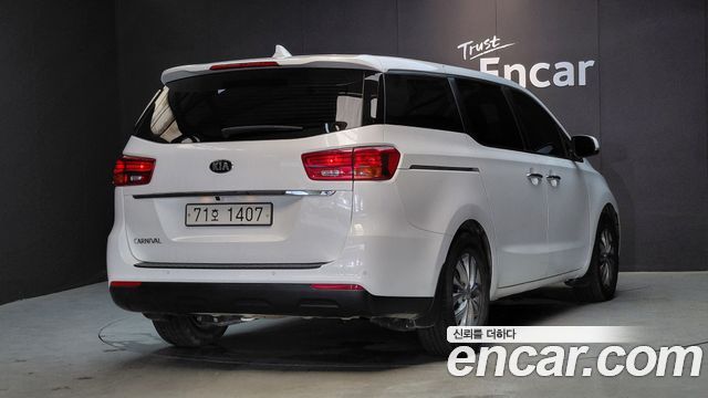 Kia Carnival 11-Seater Deluxe — пробег 107 998 км — фото 2 из 5
