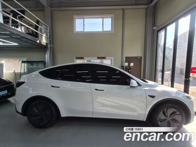 Tesla Model Y RWD — пробег 2 631 км — фото 4 из 5
