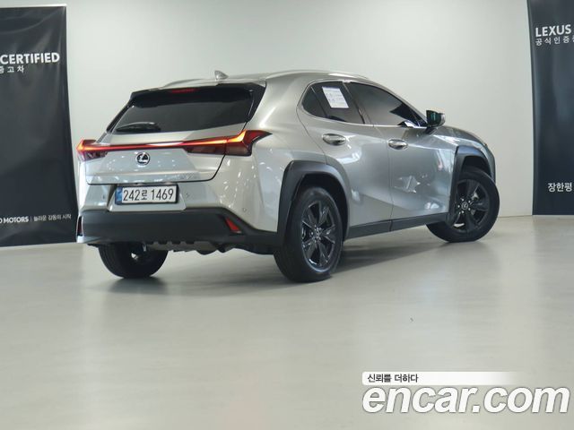 Lexus UX 2.0 2WD — пробег 4 528 км — фото 2 из 5