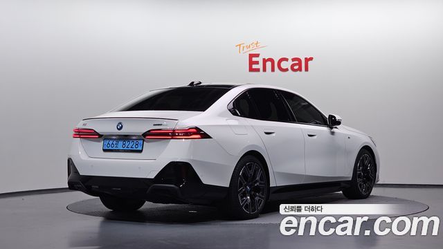 BMW i5 eDrive 40 M Sport Pro — пробег 37 645 км — фото 2 из 5