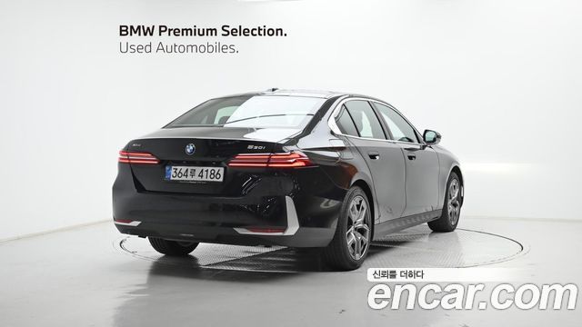 BMW 5-Series 530i xDrive — пробег 14 800 км — фото 2 из 5