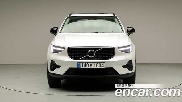 Volvo XC40 B4 Ultra Dark — пробег 3 923 км — фото 2 из 5