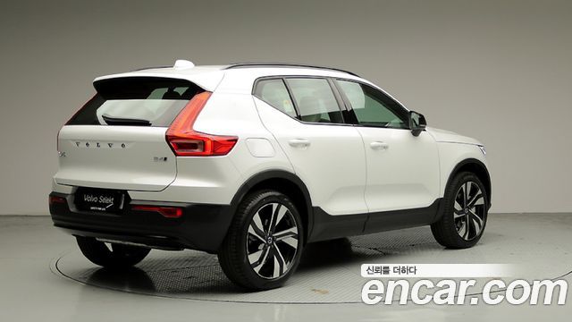 Volvo XC40 B4 Ultra Dark — пробег 3 923 км — фото 4 из 5