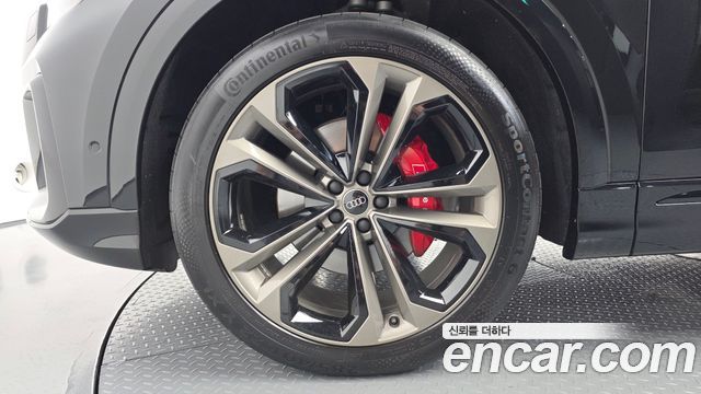 Audi Q8 55 TFSI Quattro Premium — пробег 8 371 км