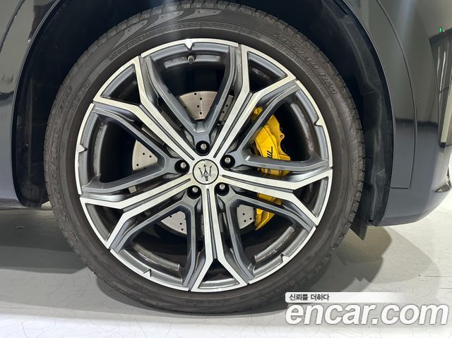Maserati Levante 3.0 S AWD Modena — пробег 12800 км