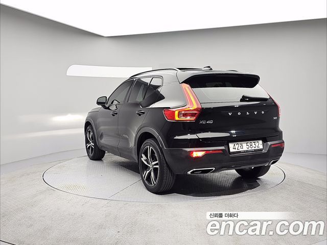 Volvo XC40 T4 R-Design — пробег 88 744 км — фото 2 из 5