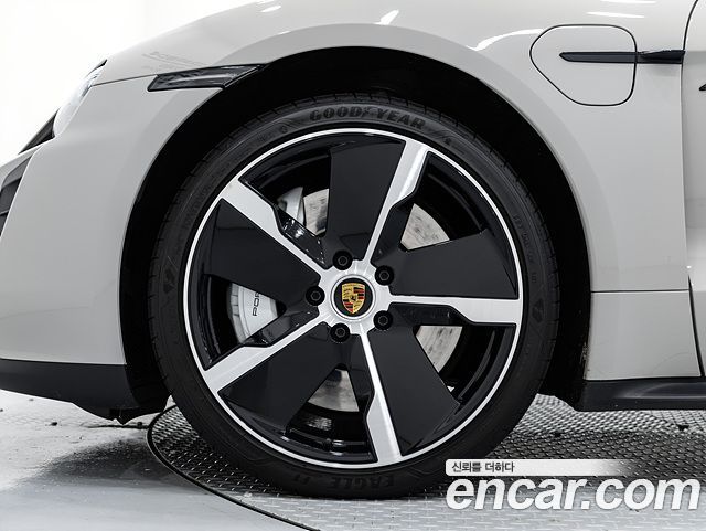 Porsche Taycan GTS — пробег 22 040 км — фото 5 из 5