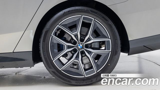 BMW 5-Series 520i M Sport — пробег 8 760 км — фото 5 из 5