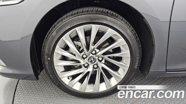 Lexus ES Executive — пробег 12 955 км — фото 5 из 5
