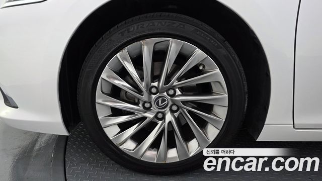 Lexus ES Luxury Plus — пробег 40 038 км