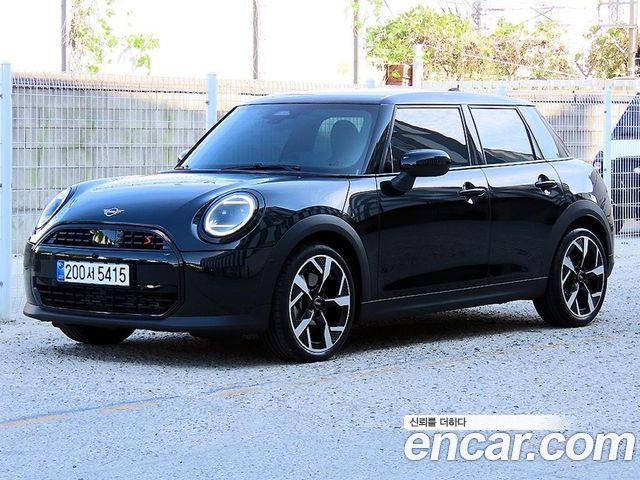 Mini Cooper 5 Door Favoured — пробег 3 545 км