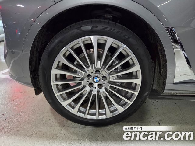 BMW X7 xDrive 40i Design Pure Excellence 7-Seater — пробег 4 036 км