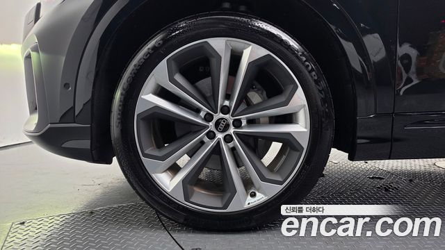 Audi Q8 55 TFSI Quattro Premium — пробег 3 130 км