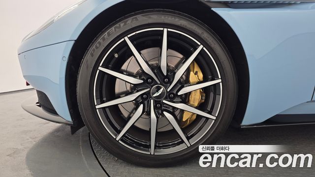 Astonmartin DB11 4.0 V8 Volante — пробег 8 361 км