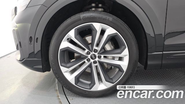 Audi Q8 55 TFSI Quattro Premium — пробег 3 633 км