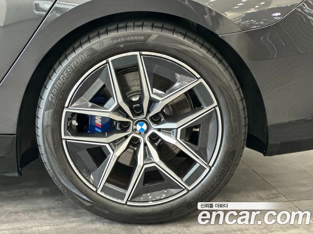 BMW i5 eDrive 40 M Sport — пробег 7 046 км — фото 5 из 5