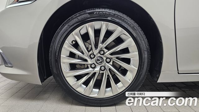 Lexus ES Luxury Plus — пробег 19 462 км — фото 5 из 5