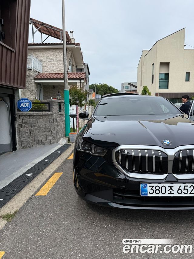BMW 5-Series 520i M Sport — пробег 1 100 км — фото 2 из 5