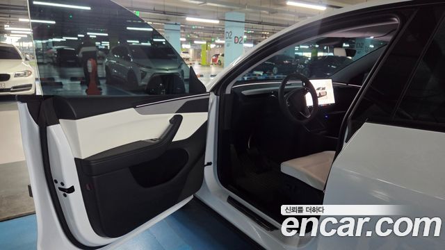 Tesla Model Y Long Range AWD — пробег 8 210 км — фото 4 из 5