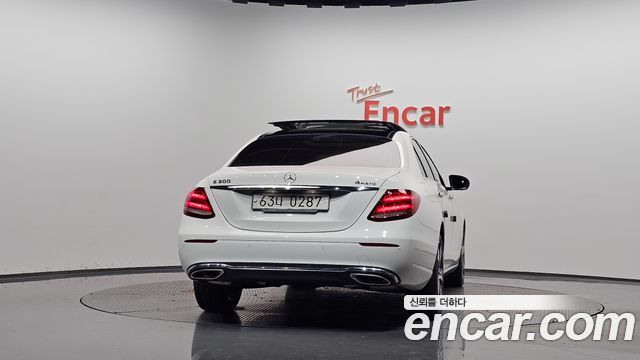 Mercedes-Benz E-Class E300 4MATIC Avnatgarde — пробег 76 122 км — фото 4 из 5