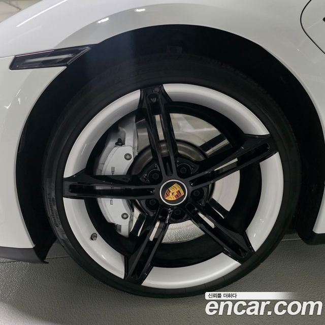 Porsche Taycan 4S — пробег 26 300 км — фото 5 из 5