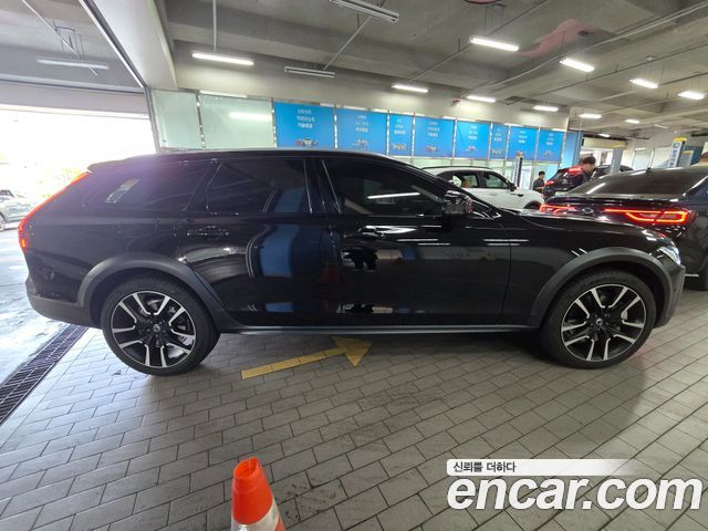 Volvo V90 B5 Ultimate AWD — пробег 4 038 км — фото 5 из 5
