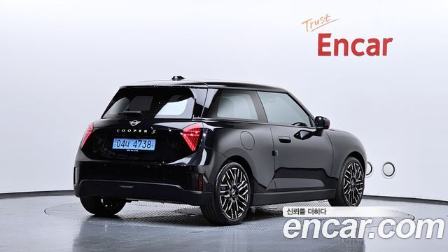 Mini Cooper SE Favoured — пробег 4 552 км — фото 2 из 5