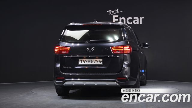 Kia Carnival 9-Seater Luxury — пробег 124 077 км — фото 4 из 5