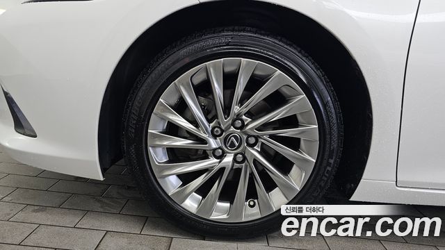 Lexus ES Luxury Plus — пробег 35 391 км — фото 5 из 5