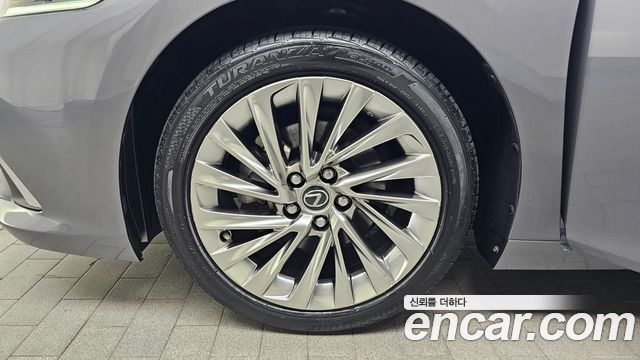 Lexus ES Executive — пробег 24 743 км — фото 5 из 5