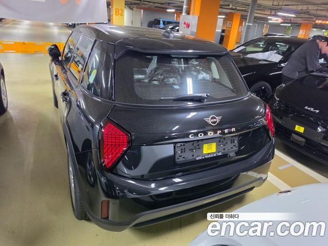 Mini Cooper 5Door Essential — пробег 1 км — фото 2 из 5