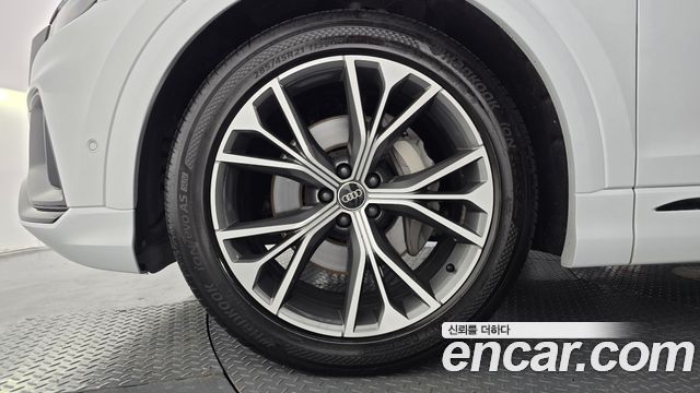 Audi Q8 55 TFSI Quattro Premium — пробег 29 324 км
