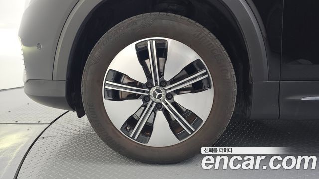 Mercedes-Benz EQB EQB300 4MATIC — пробег 27 416 км