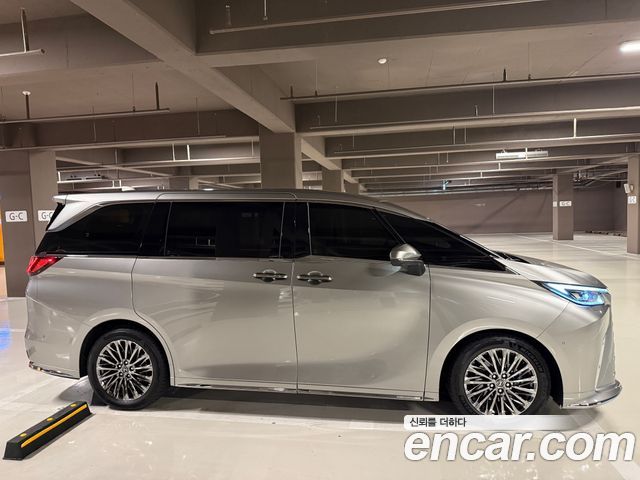 Lexus LM 500h Executive — пробег 7 300 км — фото 5 из 5