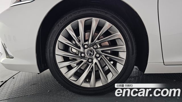 Lexus ES Luxury Plus — пробег 18 194 км — фото 5 из 5