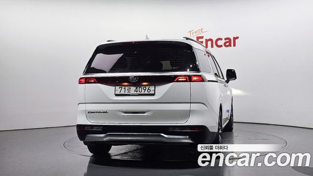 Kia Carnival 11-Seater Signature — пробег 82 876 км — фото 4 из 5